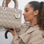 Léna Mahfouf Instagram - Le saviez vous ? Si vous êtes nés après 1995, vous êtes plus jeune que l’iconique sac Lady Dior ! Pour la visite de Lady Diana à Paris, la première dame de France ( Bernadette ! ) , offre un sac à main qui va, sans le savoir, traverser les époques. La dernière création de la Maison Dior est alors adoptée par la Princesse Diana qui le commande dans TOUTES ses déclinaisons. C'est un an plus tard, en hommage à la Princesse, qu'il est baptisé, avec son accord, « Lady Dior ». Encore un peu d'histoire les enfants: Le fameux motif cannage est inspiré des chaises Napoléon III où Christian Dior installait les invités de ses défilés haute couture en 1947. Autrement dit: She’s an Icon, she’s a legend and she is the moment. collaboration commerciale photographies retouchées Paris, France