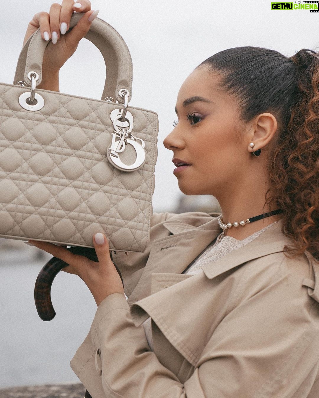 Léna Mahfouf Instagram - Le saviez vous ? Si vous êtes nés après 1995, vous êtes plus jeune que l’iconique sac Lady Dior ! Pour la visite de Lady Diana à Paris, la première dame de France ( Bernadette ! ) , offre un sac à main qui va, sans le savoir, traverser les époques. La dernière création de la Maison Dior est alors adoptée par la Princesse Diana qui le commande dans TOUTES ses déclinaisons. C'est un an plus tard, en hommage à la Princesse, qu'il est baptisé, avec son accord, « Lady Dior ». Encore un peu d'histoire les enfants: Le fameux motif cannage est inspiré des chaises Napoléon III où Christian Dior installait les invités de ses défilés haute couture en 1947. Autrement dit: She’s an Icon, she’s a legend and she is the moment. collaboration commerciale photographies retouchées Paris, France