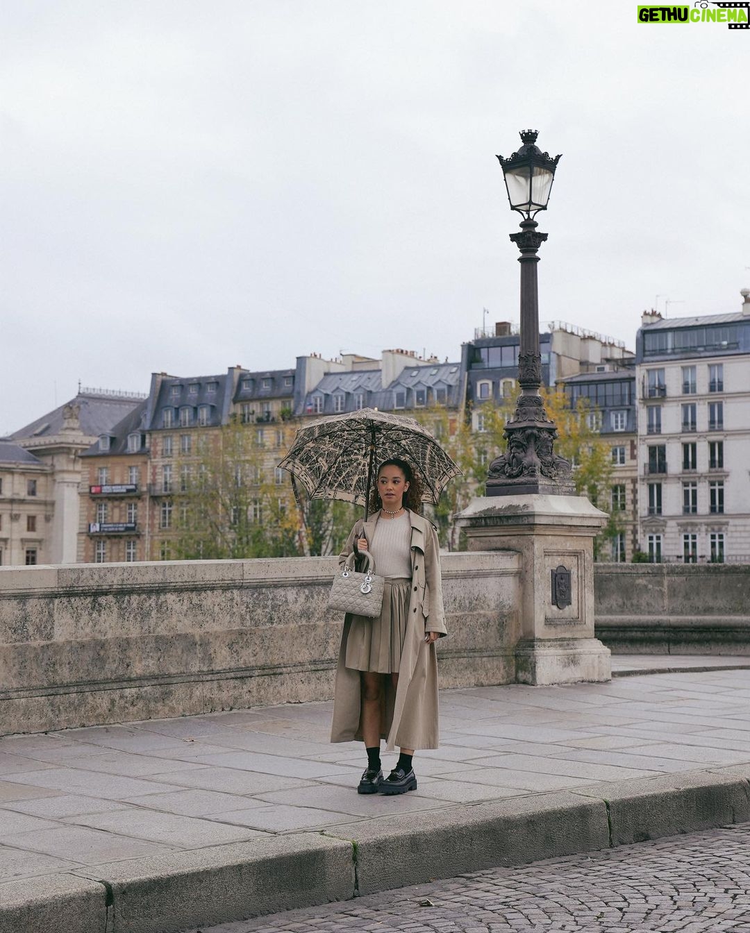 Léna Mahfouf Instagram - Le saviez vous ? Si vous êtes nés après 1995, vous êtes plus jeune que l’iconique sac Lady Dior ! Pour la visite de Lady Diana à Paris, la première dame de France ( Bernadette ! ) , offre un sac à main qui va, sans le savoir, traverser les époques. La dernière création de la Maison Dior est alors adoptée par la Princesse Diana qui le commande dans TOUTES ses déclinaisons. C'est un an plus tard, en hommage à la Princesse, qu'il est baptisé, avec son accord, « Lady Dior ». Encore un peu d'histoire les enfants: Le fameux motif cannage est inspiré des chaises Napoléon III où Christian Dior installait les invités de ses défilés haute couture en 1947. Autrement dit: She’s an Icon, she’s a legend and she is the moment. collaboration commerciale photographies retouchées Paris, France