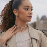 Léna Mahfouf Instagram – Le saviez vous ? Si vous êtes nés après 1995, vous êtes plus jeune que l’iconique sac Lady Dior ! 
Pour la visite de Lady Diana à Paris, la première dame de France ( Bernadette ! ) , offre un sac à main qui va, sans le savoir, traverser les époques. La dernière création de la Maison Dior est alors adoptée par la Princesse Diana qui le commande dans TOUTES ses déclinaisons. C’est un an plus tard, en hommage à la Princesse, qu’il est baptisé, avec son accord, « Lady Dior ».
Encore un peu d’histoire les enfants: Le fameux motif cannage est inspiré des chaises Napoléon III où Christian Dior installait les invités de ses défilés haute couture en 1947. 
Autrement dit: She’s an Icon, she’s a legend and she is the moment. 

collaboration commerciale
photographies retouchées Paris, France
