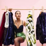 Léna Mahfouf Instagram – Certains fêtent Halloween, avec @showroomprive on est déjà sur Noël avec ce méga concours. 
Oui mes puces, nous offrons 3 (gros) lots pour 3 d’entre vous:

🌍 5 000€ de bon voyage valable sur le site ShowroomPrivé pour aller où tu veux.
👗 5 000€ en produits mode valable sur le site ShowroomPrivé pour les fashion girlies.
🛋️ ou ce canapé  @BobochicParis CLOUD pour les valerie damidot de ma communauté. 

Pour participer c’est simple: 
-S’abonner à  @lenamahfouf et @showroomprive
-en commentaire dire quel lot tu souhaites remporter et taguer un ami 🎀
 
Le tirage au sort aura lieu le 08/11/2023, avec l’annonce des gagnants par DM Instagram. 
Le règlement du jeu concours est disponible sur le site showroomprivé. Trop contente de cette collaboration et trop contente que mon ShowroomBY Lena Situations vous plaise. 💖 

collaboration commerciale 
photographie retouchée !