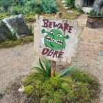 Léna Mahfouf Instagram - on DORT chez Shrek et la vidéo de cette aventure folle dans le @airbnb le plus demandé au monde est sur ma chaîne youtube 💚 #airbnbpartner invitation collab commerciale Écosse