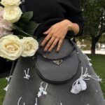Léna Mahfouf Instagram - entourée de fleurs, je me sens bien 💐👜 @prada #PradaArqué #PradaFW23 collaboration commerciale colorimétrie retouchée Paris, France