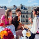 Léna Mahfouf Instagram - 🥹 @hotelmahfouf x Valentino 🥹 Un grand merci à l’équipe @valentino.beauty et @maisonvalentino d’avoir fait confiance à ma petite marque @hotelmahfouf pour créer un évènement 100% créé ensemble. Un moment hors du temps sur un rooftop parisien pour offrir un petit bout de Fashion week à ma communauté. 🎀 collaboration commerciale