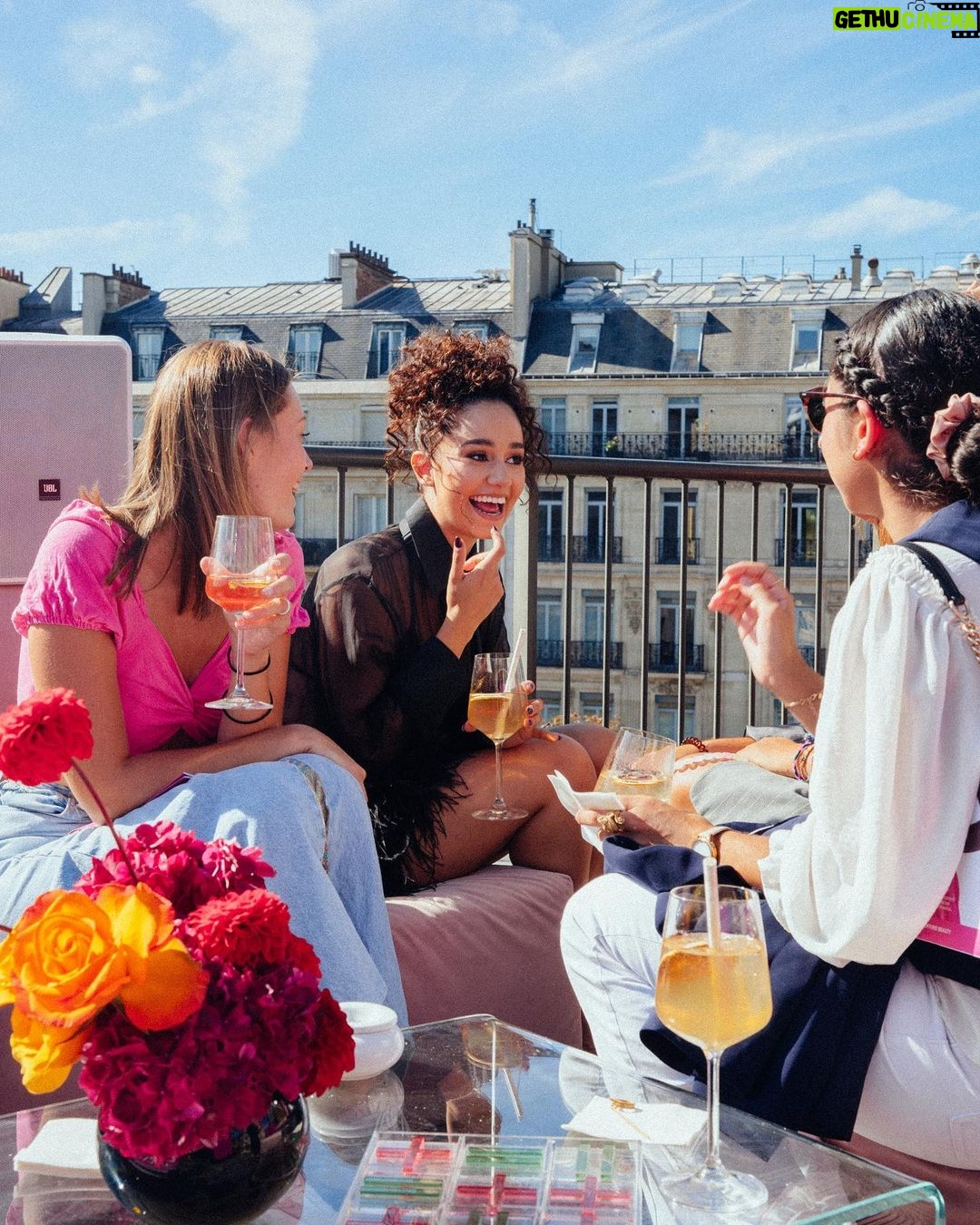 Léna Mahfouf Instagram - 🥹 @hotelmahfouf x Valentino 🥹 Un grand merci à l’équipe @valentino.beauty et @maisonvalentino d’avoir fait confiance à ma petite marque @hotelmahfouf pour créer un évènement 100% créé ensemble. Un moment hors du temps sur un rooftop parisien pour offrir un petit bout de Fashion week à ma communauté. 🎀 collaboration commerciale