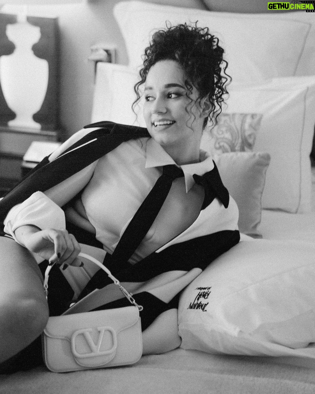 Léna Mahfouf Instagram - il y à une semaine… nous vivions notre premier concept pendant la Fashion Week parisienne : ouvrir une suite Valentino à l’Hôtel Mahfouf. Un lieu pour offrir à notre clientèle un petit bout de Fashion Week avec l’une des nos maisons de mode favorite: @maisonvalentino et @valentino.beauty ✨ Un grand merci au @fouquets.paris pour leur accueil! d’autres photos arrivent. collaboration commerciale non rémunérée photos by @paulgaiffe Fouquet's, Champs-Elysees
