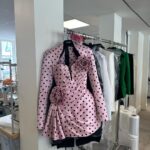 Léna Mahfouf Instagram – Un jardin de rose planté sur le parvis de la Tour Eiffel illuminé ? C’est normal, c’est @balmain ! Malgré le vol de 50 robes quelques jours avant le défilé, nous avons une collection sublime qui défile devant nous. Preuve de l’inspiration illimitée d’ @olivier_rousteing et aussi de la force des ateliers Balmain qui ont redoublé d’effort. 
Le défilé commence doucement, en poésie mais comme à chaque fois chez Balmain; termine en fête. 💥

( la dernière photo c’est mon tout premier défilé Balmain, j’étais habillée en Zara et Loïc m’aidait en FaceTime ) Paris, France