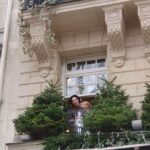 Léna Mahfouf Instagram – cette semaine ❄️ 
1 – vue d’en bas 
2 – vue d’en haut 
3 – on a fait venir un gospel 
4 – les copains devant 40 000 personnes 
5 – et on avait une loge 
6 – je sais pas de quoi ils parlent si vous savez lire sur les lèvres 
7 – on commence les cadeaux de noël 
8 – @marcus_mgvm quand il voit @hugodecrypte 
9 – le pull de noël arrive 
10 – le prochain pop up 🤭