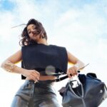 Léna Mahfouf Instagram - Aujourd’hui, on célèbre un anniversaire. 🎂 10 ANS de @nicolasghesquiere chez @louisvuitton ! L’histoire d’un garçon qui grandi en Poitou-Charentes et qui fait ses premiers pas à Paris aux côtés de Jean Paul Gaultier et de Thierry Mugler puis chez Balenciaga avant d’être nommé directeur artistique des collections femmes chez Louis Vuitton. Dans ce mercato actuel de designers, lui reste. On célèbre 10 ans de son esthétisme rétro-futuriste, de son dressing toujours surprenant, de prises de risques et d’accessoires impeccables. Merci Nicolas de m’avoir fait vivre des moments magiques, de la cour du Louvre à danser sur les tables en after à Séoul. ✨ photos by @paulgaiffe sur le toit des bureaux LV à Paris. glam by @manelsaoud & @fatoudidmyhair wig @yaalomhair_wigs_ styliste + soutien émotionnel @ibtissame____ contenu NON sponsorisé, juste du love. photographie retouchée