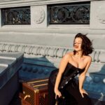 Léna Mahfouf Instagram – Aujourd’hui, on célèbre un anniversaire. 🎂 10 ANS de @nicolasghesquiere chez @louisvuitton ! 
L’histoire d’un garçon qui grandi en Poitou-Charentes et qui fait ses premiers pas à Paris aux côtés de Jean Paul Gaultier et de Thierry Mugler puis chez Balenciaga avant d’être nommé directeur artistique des collections femmes chez Louis Vuitton. Dans ce mercato actuel de designers, lui reste.  On célèbre 10 ans de son esthétisme rétro-futuriste, de son dressing toujours surprenant, de prises de risques et d’accessoires impeccables. Merci Nicolas de m’avoir fait vivre des moments magiques, de la cour du Louvre à danser sur les tables en after à Séoul. ✨

photos by @paulgaiffe sur le toit des bureaux LV à Paris. 
glam by @manelsaoud & @fatoudidmyhair 
wig @yaalomhair_wigs_ 
styliste + soutien émotionnel @ibtissame____

contenu NON sponsorisé, juste du love. 
photographie retouchée