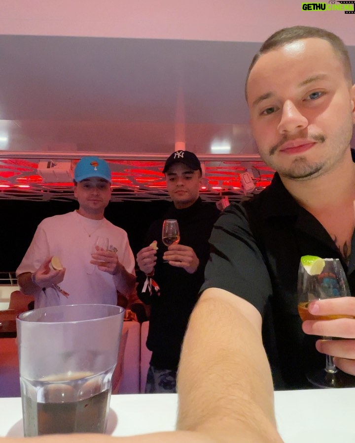 Léo Belmonte Instagram - dias intensos, mas de muita alegria, pluralidade, e claro, muuuita pimenta. @chillibeansoficial, amei estar com vcs nesse #chillimobcruise. special thanks to @juicy.space @pattyeribeiro e @fepastore 🫶🏻 Costa Favolosa