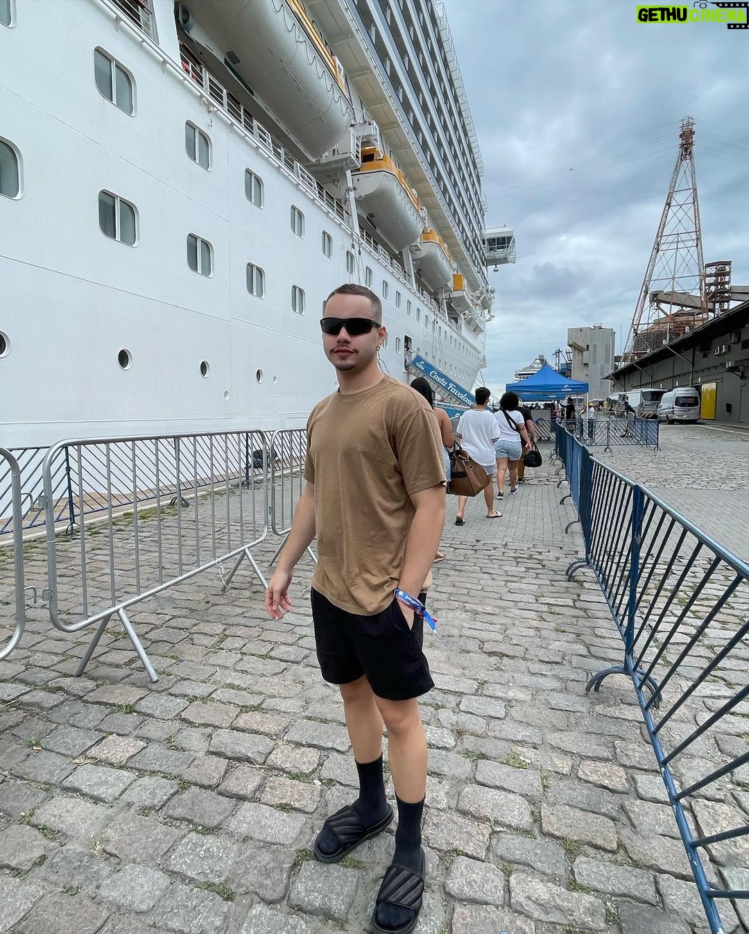 Léo Belmonte Instagram - dias intensos, mas de muita alegria, pluralidade, e claro, muuuita pimenta. @chillibeansoficial, amei estar com vcs nesse #chillimobcruise. special thanks to @juicy.space @pattyeribeiro e @fepastore 🫶🏻 Costa Favolosa
