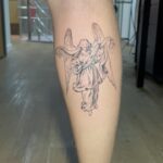 Léo Belmonte Instagram - Eu já tinha a ideia de fazer esse anjo segurando um coração e um cérebro há um tempão, e hoje foi o dia de tirar essa ideia do papel e colocar na pele. Quero agradecer demais o @pedroftattoo e a @legadoromani pelo cuidado e talento em eternizar na minha pele esse desenho que eu amo. Tô muito feliz com o resultado! Quem quiser tatuar com eles pode dar um salve no insta que estão marcados aqui!