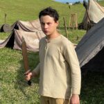 Léo Belmonte Instagram - Estar no set é sempre mágico. Quando estamos acompanhados de pessoas incríveis e contando belas histórias, fica ainda melhor. Hoje a @seriereis vai ao ar ás 21h na @recordtvoficial e vocês, em breve, conhecerão o Zife, um menino alegre, responsável e inteligente, que vive, junto com seu irmão Zanata, uma grande aventura ao se tornar soldado do exército de Israel. ⚔️🔥 Rio de Janeiro, Rio de Janeiro