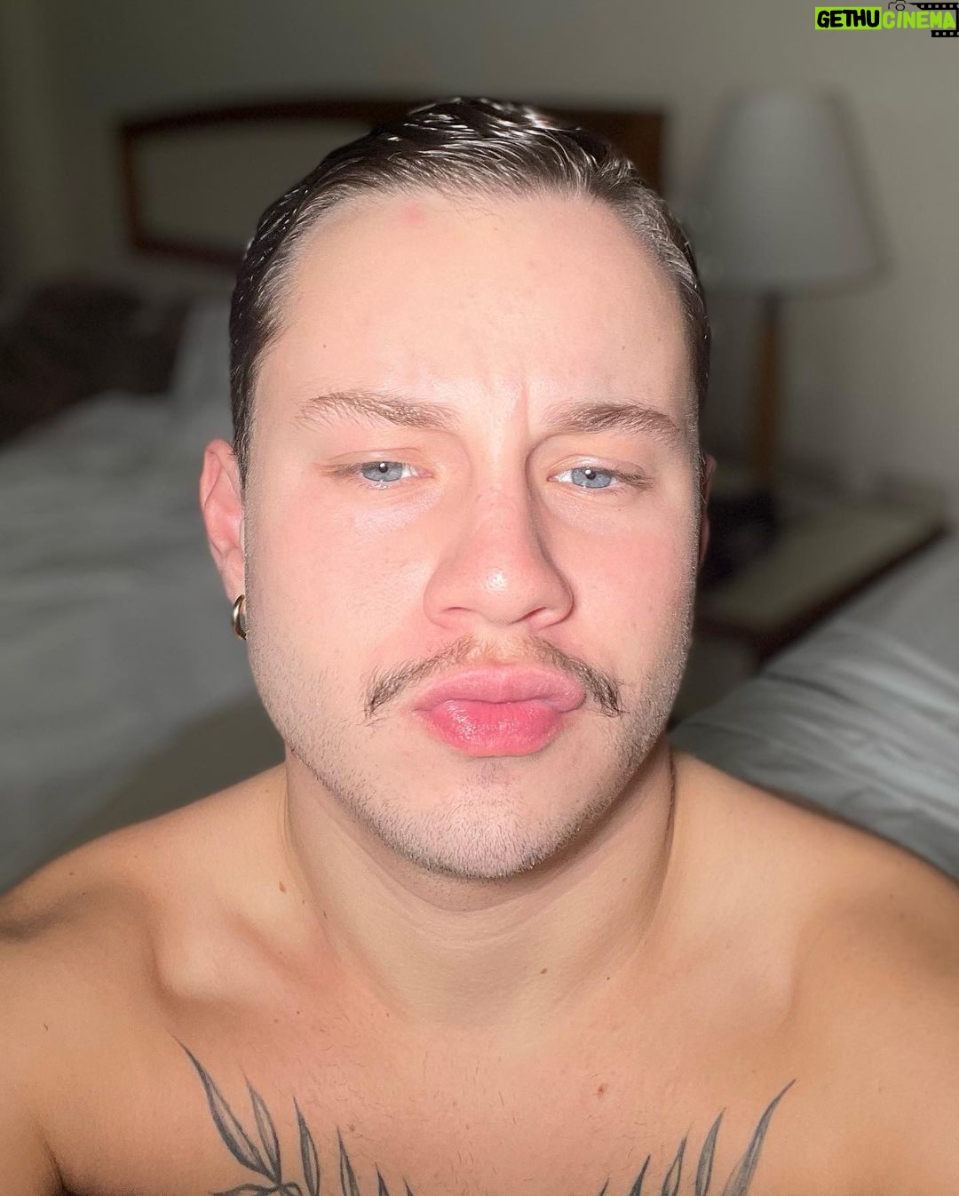 Léo Belmonte Instagram - o bigodinhuu du homi, toma 😤 faz tempo que eu não posto foto aqui, né? vc prefere foto ou reels?