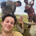Léo Belmonte Instagram - Estar no set é sempre mágico. Quando estamos acompanhados de pessoas incríveis e contando belas histórias, fica ainda melhor. Hoje a @seriereis vai ao ar ás 21h na @recordtvoficial e vocês, em breve, conhecerão o Zife, um menino alegre, responsável e inteligente, que vive, junto com seu irmão Zanata, uma grande aventura ao se tornar soldado do exército de Israel. ⚔️🔥 Rio de Janeiro, Rio de Janeiro
