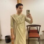 Léo Belmonte Instagram - Estar no set é sempre mágico. Quando estamos acompanhados de pessoas incríveis e contando belas histórias, fica ainda melhor. Hoje a @seriereis vai ao ar ás 21h na @recordtvoficial e vocês, em breve, conhecerão o Zife, um menino alegre, responsável e inteligente, que vive, junto com seu irmão Zanata, uma grande aventura ao se tornar soldado do exército de Israel. ⚔️🔥 Rio de Janeiro, Rio de Janeiro