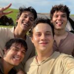 Léo Belmonte Instagram - Estar no set é sempre mágico. Quando estamos acompanhados de pessoas incríveis e contando belas histórias, fica ainda melhor. Hoje a @seriereis vai ao ar ás 21h na @recordtvoficial e vocês, em breve, conhecerão o Zife, um menino alegre, responsável e inteligente, que vive, junto com seu irmão Zanata, uma grande aventura ao se tornar soldado do exército de Israel. ⚔️🔥 Rio de Janeiro, Rio de Janeiro