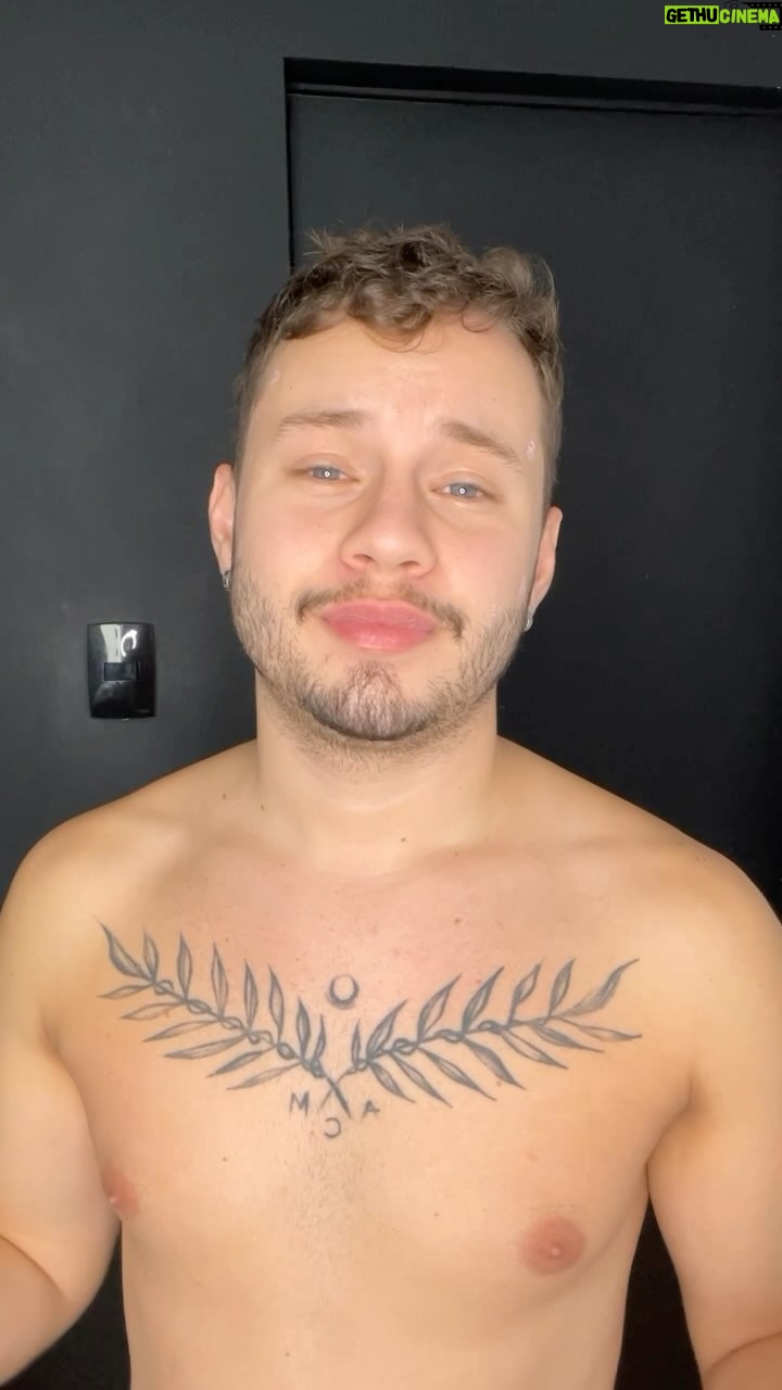 Léo Belmonte Instagram - ás vezes, um biscoito é tudo que a gente precisa 🥺🍪