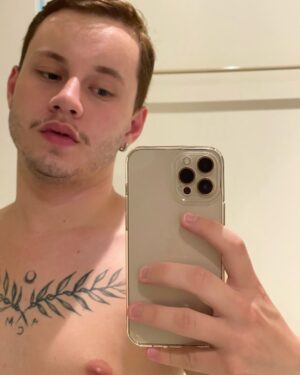 Léo Belmonte Instagram - tirando foto de lado pra ver se o corte da barba ficou certin 😌😌😌😌
