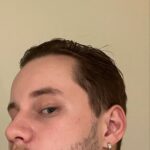Léo Belmonte Instagram – tirando foto de lado pra ver se o corte da barba ficou certin 😌😌😌😌