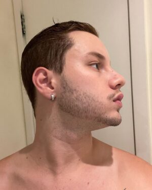 Léo Belmonte Instagram - tirando foto de lado pra ver se o corte da barba ficou certin 😌😌😌😌