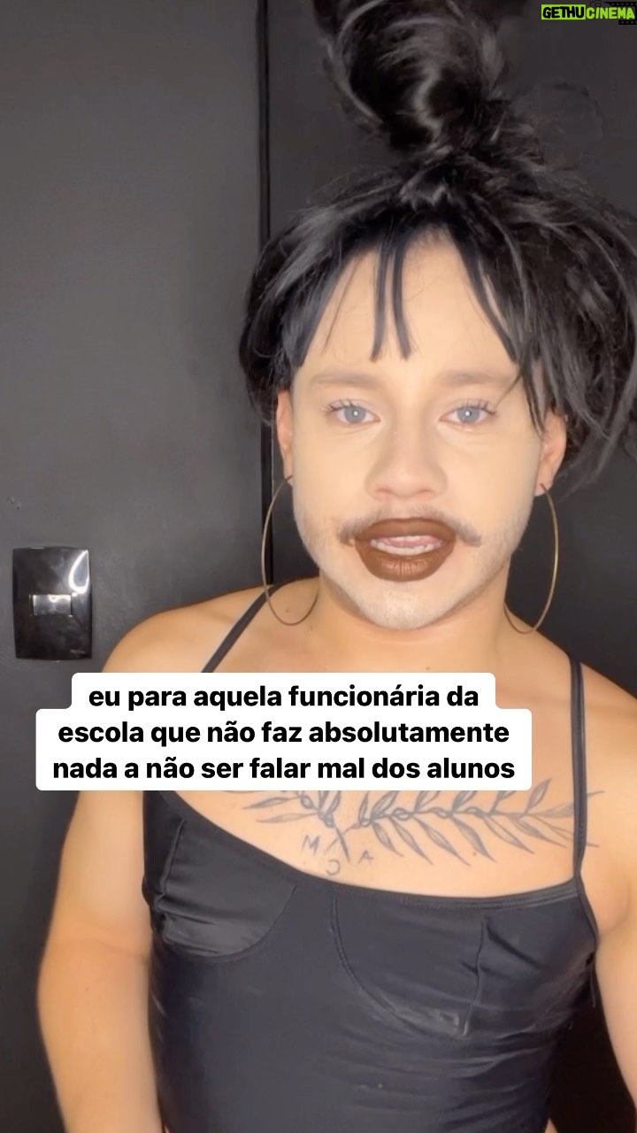 Léo Belmonte Instagram - aqui tem café no bule 😡😡😡😡😡 na sua escola tem essa tia?