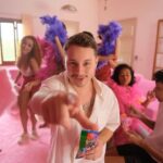 Léo Belmonte Instagram - Essa nossa sessão de fotos estava tão pra baixo 🫤 Mas ainda bem que @bubbaloo_brasil está com a gente aqui na @casafarol.ag, porque não perdemos tempo e deixamos tudo #maisbubba, mais colorido e mais autêntico! 🥳💕 #casafarol #maisbubba Publicidade*