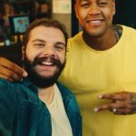 Léo Santana Instagram - A DICA É: FUUUUJA DO PERRENGUE! 🏃‍♂️ Nada de passar por apuros por aí como o querido passou com o @leosantana 🗣 O caminho certo agora você já sabe, basta colar comigo que eu chaaamo a diversão! êêêê coisa boooa! 😎🤝💛 🚨 Sempre bom lembrar que: tá tendo o link na bio para garantir as bebidas do finde 💛 #BebaComModeração App proibido para menores de 18 anos