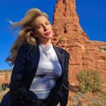 Lívia Andrade Instagram - Para realinhar 🙏🧬🛸🌀Fenômeno geológico e espiritual único que ocorre predominantemente dentro e ao redor da cidade de Sedona, Arizona. Acredita-se que um vórtice seja um centro giratório de energia que pode produzir uma série de efeitos físicos, emocionais e espirituais. Muitas pessoas acreditam que os Vórtices de Sedona são particularmente poderosos e podem melhorar a meditação, a autodescoberta e o crescimento espiritual. Vortex, Sedona, AZ
