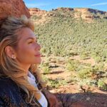 Lívia Andrade Instagram - Para realinhar 🙏🧬🛸🌀Fenômeno geológico e espiritual único que ocorre predominantemente dentro e ao redor da cidade de Sedona, Arizona. Acredita-se que um vórtice seja um centro giratório de energia que pode produzir uma série de efeitos físicos, emocionais e espirituais. Muitas pessoas acreditam que os Vórtices de Sedona são particularmente poderosos e podem melhorar a meditação, a autodescoberta e o crescimento espiritual. Vortex, Sedona, AZ