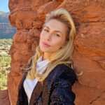 Lívia Andrade Instagram - Para realinhar 🙏🧬🛸🌀Fenômeno geológico e espiritual único que ocorre predominantemente dentro e ao redor da cidade de Sedona, Arizona. Acredita-se que um vórtice seja um centro giratório de energia que pode produzir uma série de efeitos físicos, emocionais e espirituais. Muitas pessoas acreditam que os Vórtices de Sedona são particularmente poderosos e podem melhorar a meditação, a autodescoberta e o crescimento espiritual. Vortex, Sedona, AZ