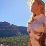 Lívia Andrade Instagram - Para realinhar 🙏🧬🛸🌀Fenômeno geológico e espiritual único que ocorre predominantemente dentro e ao redor da cidade de Sedona, Arizona. Acredita-se que um vórtice seja um centro giratório de energia que pode produzir uma série de efeitos físicos, emocionais e espirituais. Muitas pessoas acreditam que os Vórtices de Sedona são particularmente poderosos e podem melhorar a meditação, a autodescoberta e o crescimento espiritual. Vortex, Sedona, AZ