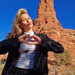 Lívia Andrade Instagram - Para realinhar 🙏🧬🛸🌀Fenômeno geológico e espiritual único que ocorre predominantemente dentro e ao redor da cidade de Sedona, Arizona. Acredita-se que um vórtice seja um centro giratório de energia que pode produzir uma série de efeitos físicos, emocionais e espirituais. Muitas pessoas acreditam que os Vórtices de Sedona são particularmente poderosos e podem melhorar a meditação, a autodescoberta e o crescimento espiritual. Vortex, Sedona, AZ