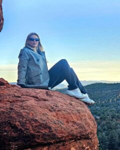 Lívia Andrade Instagram - Bom dia 🙏💙 #sedona #boyntoncanyonvortex #vortex #energy #blessed Boynton Canyon Vortex