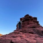 Lívia Andrade Instagram - Desfiladeiro Boynton Canyon é o lar espiritual da nação Yavapai-Apache e é considerado o mais sagrado dos quatro grandes vortex. Também conhecido como Kachina Woman Vortex Site, é um local de entrada e de fluxo ascendente, com o cânion como entrada , os cristais e picos como fluxo ascendente. Ele se estende por três quilômetros e meio de comprimento, com energia por toda parte. Este vórtice de energia fortalece o equilíbrio espiritual. #sedona #boyntoncanyonvortex #energy 🙌🏔🧬 Boynton Canyon Vortex
