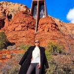 Lívia Andrade Instagram - Deus Todo Poderoso, que sofrestes a morte sobre a madeira sagrada por todos os nossos pecados, sede comigo. Santa Cruz de Jesus Cristo, compadecei-vos de nós. Santa Cruz de Jesus Cristo, sede a minha esperança. Santa Cruz de Jesus Cristo, afastai  de mim todas as armas cortantes.  Santa Cruz de Jesus Cristo, derramai sobre mim todo o bem.  Santa Cruz de Jesus Cristo, desviai de mim todo o mal.  Santa Cruz de Jesus Cristo, fazei com que eu siga o caminho da salvação. Santa Cruz de Jesus Cristo, livrai-me dos incidentes corporais e temporais.  Santa Cruz de Jesus Cristo, eu vos adoro para sempre.  Santa Cruz de Jesus Cristo, fazei com que os espíritos malignos e invisíveis se afastem de mim, conduzindo-me Jesus à vida eterna. Amém. Por todos os séculos dos séculos. 🙏💙✝️ Chapel of the Holy Cross Sedona, Arizona