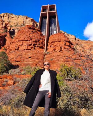 Lívia Andrade Instagram - Deus Todo Poderoso, que sofrestes a morte sobre a madeira sagrada por todos os nossos pecados, sede comigo.
Santa Cruz de Jesus Cristo, compadecei-vos de nós.
Santa Cruz de Jesus Cristo, sede a minha esperança.
Santa Cruz de Jesus Cristo, afastai  de mim todas as armas cortantes. 
Santa Cruz de Jesus Cristo, derramai sobre mim todo o bem. 
Santa Cruz de Jesus Cristo, desviai de mim todo o mal. 
Santa Cruz de Jesus Cristo, fazei com que eu siga o caminho da salvação.
Santa Cruz de Jesus Cristo, livrai-me dos incidentes corporais e temporais. 
Santa Cruz de Jesus Cristo, eu vos adoro para sempre. 
Santa Cruz de Jesus Cristo, fazei com que os espíritos malignos e invisíveis se afastem de mim, conduzindo-me Jesus à vida eterna. Amém.
Por todos os séculos dos séculos.
 🙏💙✝️