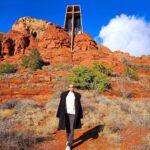 Lívia Andrade Instagram - Deus Todo Poderoso, que sofrestes a morte sobre a madeira sagrada por todos os nossos pecados, sede comigo. Santa Cruz de Jesus Cristo, compadecei-vos de nós. Santa Cruz de Jesus Cristo, sede a minha esperança. Santa Cruz de Jesus Cristo, afastai  de mim todas as armas cortantes.  Santa Cruz de Jesus Cristo, derramai sobre mim todo o bem.  Santa Cruz de Jesus Cristo, desviai de mim todo o mal.  Santa Cruz de Jesus Cristo, fazei com que eu siga o caminho da salvação. Santa Cruz de Jesus Cristo, livrai-me dos incidentes corporais e temporais.  Santa Cruz de Jesus Cristo, eu vos adoro para sempre.  Santa Cruz de Jesus Cristo, fazei com que os espíritos malignos e invisíveis se afastem de mim, conduzindo-me Jesus à vida eterna. Amém. Por todos os séculos dos séculos. 🙏💙✝️ Chapel of the Holy Cross Sedona, Arizona