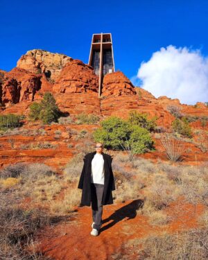 Lívia Andrade Instagram - Deus Todo Poderoso, que sofrestes a morte sobre a madeira sagrada por todos os nossos pecados, sede comigo.
Santa Cruz de Jesus Cristo, compadecei-vos de nós.
Santa Cruz de Jesus Cristo, sede a minha esperança.
Santa Cruz de Jesus Cristo, afastai  de mim todas as armas cortantes. 
Santa Cruz de Jesus Cristo, derramai sobre mim todo o bem. 
Santa Cruz de Jesus Cristo, desviai de mim todo o mal. 
Santa Cruz de Jesus Cristo, fazei com que eu siga o caminho da salvação.
Santa Cruz de Jesus Cristo, livrai-me dos incidentes corporais e temporais. 
Santa Cruz de Jesus Cristo, eu vos adoro para sempre. 
Santa Cruz de Jesus Cristo, fazei com que os espíritos malignos e invisíveis se afastem de mim, conduzindo-me Jesus à vida eterna. Amém.
Por todos os séculos dos séculos.
 🙏💙✝️
