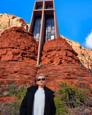 Lívia Andrade Instagram - Deus Todo Poderoso, que sofrestes a morte sobre a madeira sagrada por todos os nossos pecados, sede comigo.
Santa Cruz de Jesus Cristo, compadecei-vos de nós.
Santa Cruz de Jesus Cristo, sede a minha esperança.
Santa Cruz de Jesus Cristo, afastai  de mim todas as armas cortantes. 
Santa Cruz de Jesus Cristo, derramai sobre mim todo o bem. 
Santa Cruz de Jesus Cristo, desviai de mim todo o mal. 
Santa Cruz de Jesus Cristo, fazei com que eu siga o caminho da salvação.
Santa Cruz de Jesus Cristo, livrai-me dos incidentes corporais e temporais. 
Santa Cruz de Jesus Cristo, eu vos adoro para sempre. 
Santa Cruz de Jesus Cristo, fazei com que os espíritos malignos e invisíveis se afastem de mim, conduzindo-me Jesus à vida eterna. Amém.
Por todos os séculos dos séculos.
 🙏💙✝️