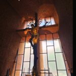 Lívia Andrade Instagram - Deus Todo Poderoso, que sofrestes a morte sobre a madeira sagrada por todos os nossos pecados, sede comigo. Santa Cruz de Jesus Cristo, compadecei-vos de nós. Santa Cruz de Jesus Cristo, sede a minha esperança. Santa Cruz de Jesus Cristo, afastai  de mim todas as armas cortantes.  Santa Cruz de Jesus Cristo, derramai sobre mim todo o bem.  Santa Cruz de Jesus Cristo, desviai de mim todo o mal.  Santa Cruz de Jesus Cristo, fazei com que eu siga o caminho da salvação. Santa Cruz de Jesus Cristo, livrai-me dos incidentes corporais e temporais.  Santa Cruz de Jesus Cristo, eu vos adoro para sempre.  Santa Cruz de Jesus Cristo, fazei com que os espíritos malignos e invisíveis se afastem de mim, conduzindo-me Jesus à vida eterna. Amém. Por todos os séculos dos séculos. 🙏💙✝️ Chapel of the Holy Cross Sedona, Arizona