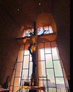 Lívia Andrade Instagram - Deus Todo Poderoso, que sofrestes a morte sobre a madeira sagrada por todos os nossos pecados, sede comigo. Santa Cruz de Jesus Cristo, compadecei-vos de nós. Santa Cruz de Jesus Cristo, sede a minha esperança. Santa Cruz de Jesus Cristo, afastai  de mim todas as armas cortantes.  Santa Cruz de Jesus Cristo, derramai sobre mim todo o bem.  Santa Cruz de Jesus Cristo, desviai de mim todo o mal.  Santa Cruz de Jesus Cristo, fazei com que eu siga o caminho da salvação. Santa Cruz de Jesus Cristo, livrai-me dos incidentes corporais e temporais.  Santa Cruz de Jesus Cristo, eu vos adoro para sempre.  Santa Cruz de Jesus Cristo, fazei com que os espíritos malignos e invisíveis se afastem de mim, conduzindo-me Jesus à vida eterna. Amém. Por todos os séculos dos séculos. 🙏💙✝️ Chapel of the Holy Cross Sedona, Arizona