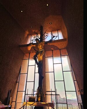 Lívia Andrade Instagram - Deus Todo Poderoso, que sofrestes a morte sobre a madeira sagrada por todos os nossos pecados, sede comigo.
Santa Cruz de Jesus Cristo, compadecei-vos de nós.
Santa Cruz de Jesus Cristo, sede a minha esperança.
Santa Cruz de Jesus Cristo, afastai  de mim todas as armas cortantes. 
Santa Cruz de Jesus Cristo, derramai sobre mim todo o bem. 
Santa Cruz de Jesus Cristo, desviai de mim todo o mal. 
Santa Cruz de Jesus Cristo, fazei com que eu siga o caminho da salvação.
Santa Cruz de Jesus Cristo, livrai-me dos incidentes corporais e temporais. 
Santa Cruz de Jesus Cristo, eu vos adoro para sempre. 
Santa Cruz de Jesus Cristo, fazei com que os espíritos malignos e invisíveis se afastem de mim, conduzindo-me Jesus à vida eterna. Amém.
Por todos os séculos dos séculos.
 🙏💙✝️