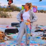 Lívia Andrade Instagram - "Para todo pé cansado há sempre um sapato velho" Ahhh pronto, achei a fonte kkkkk 🤭🏜👣👡👠🥿👟🩰👞 #jeshuatree #desert Joshua Tree, California