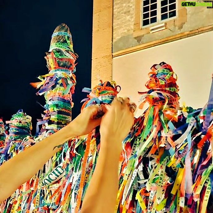 Lívia Andrade Instagram - Eu vim, vim parar na beira do cais Onde a estrada chegou ao fim Onde o fim da tarde é lilás Onde o mar arrebenta em mim O lamento de tantos ais A PAZ 🙏💙 (Gil) #bomfim #nossosenhordobomfim #ssa #paz #fé #blessed