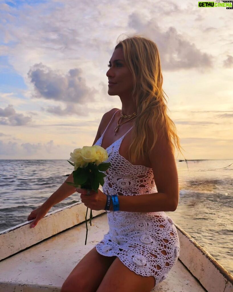 Lívia Andrade Instagram - 💙 02/02/2024 💙 AH MARRRRRRRRRRRRR 🌊 Mais um ano nesse lugar mágico! Os mares sempre vem pra bem 🙌💙🐚🧜🏼‍♀️⚓️💧🙌 #baêa #salvador #yê #bahia Salvador - Rio Vermelho