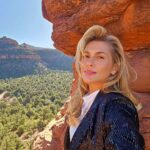 Lívia Andrade Instagram - A natureza é muito mais do que apenas belas paisagens. Ela tem o poder de fazer vibrar a nossa alma, não só pela beleza, mas pela energia e pela sua importância em nossa existência. A Natureza é fonte de toda a vida na Terra, é a energia viva e pulsante que nos alimenta e nos preenche de forma plena. 🧬🌀🏔🙏 Sedona, Arizona