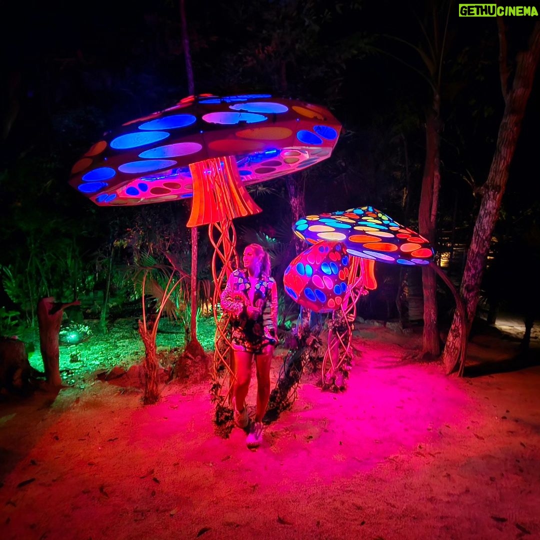 Lívia Andrade Instagram - Alice no país das maravilhas... 🍄 #aliceinwonderland #alice Tulum, México