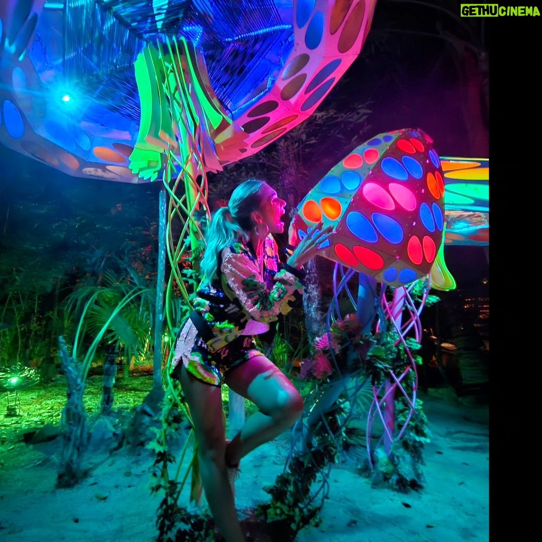 Lívia Andrade Instagram - Alice no país das maravilhas... 🍄 #aliceinwonderland #alice Tulum, México